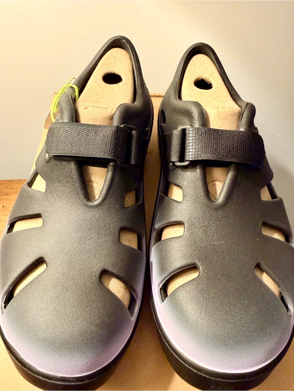 OOFOS Oocandoo Unisex Black Closed-Toe Adjustable Sandals - Picture 3 of 3